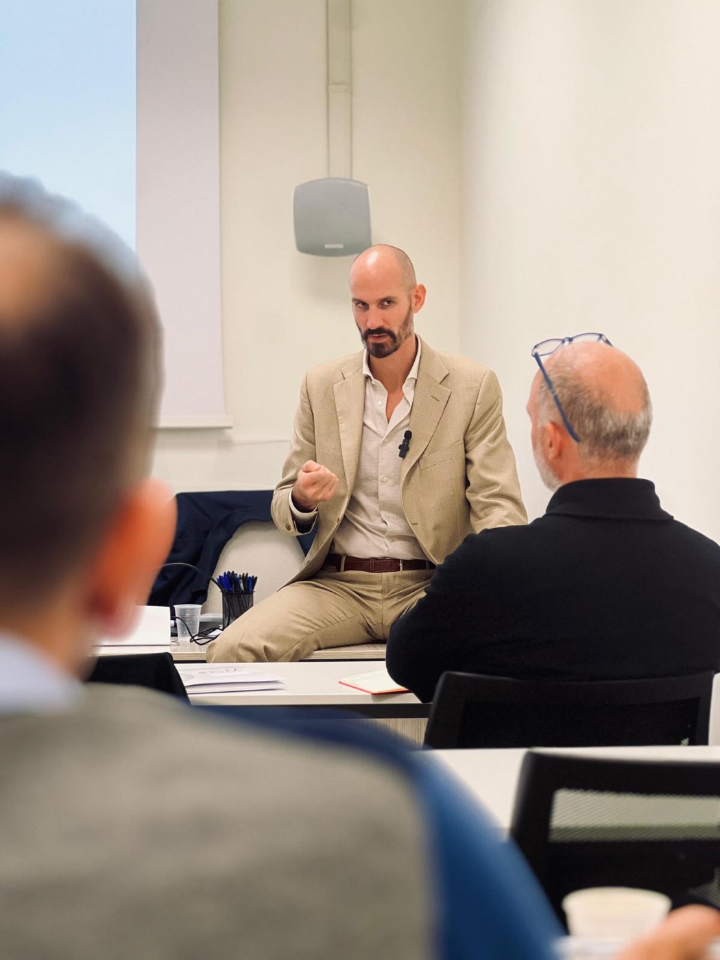 Michele Vitali parla con gli imprenditori durante un incontro